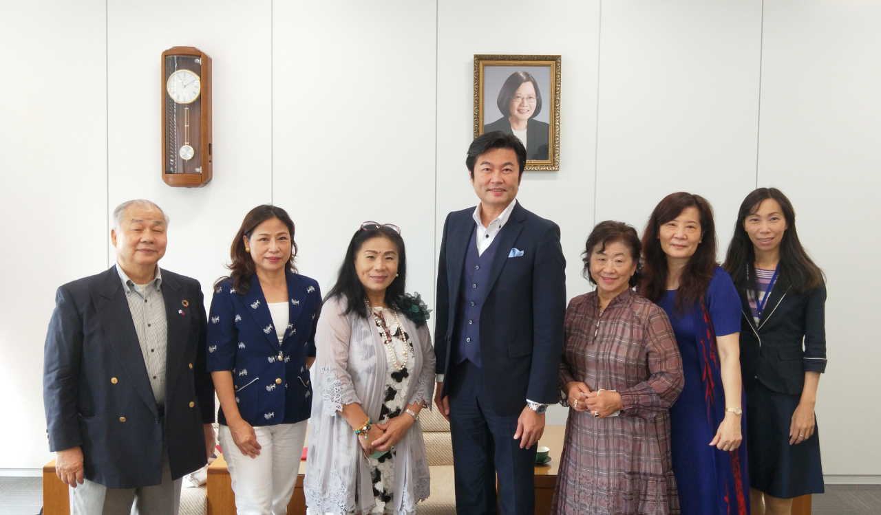 （左より）曾俊明氏、俞逸惠秘書長、川野榮子会長、李世丙処長、広田陽子監事、東惠莉女士、楊慧萍僑務課長 