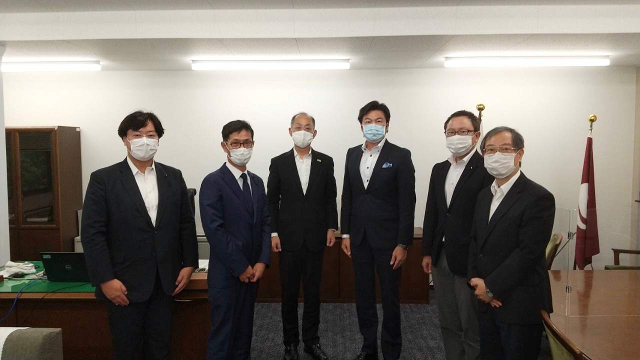 李処長（右三）、田辺副知事（左三）、山下会長（左二）、窪田幹事長（右二）、山木議員（左一）