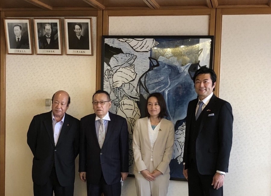 (左より)　橫山部長、久積副会長、內藤市長、李処長 