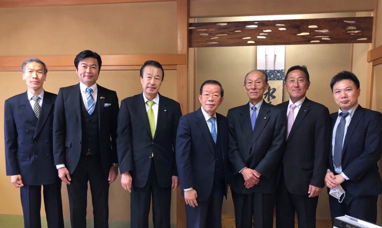 李世丙処長(左二)、宮元陸市長(左三)、謝長廷代表(中)、中谷喜英議長(右三)、高辻伸行議員(右二) 