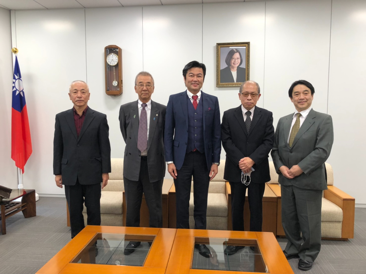 (左より)　近藤和雄監事、辻井正房副会長、李世丙処長、江上靖夫事務局代表、杉中学副代表 