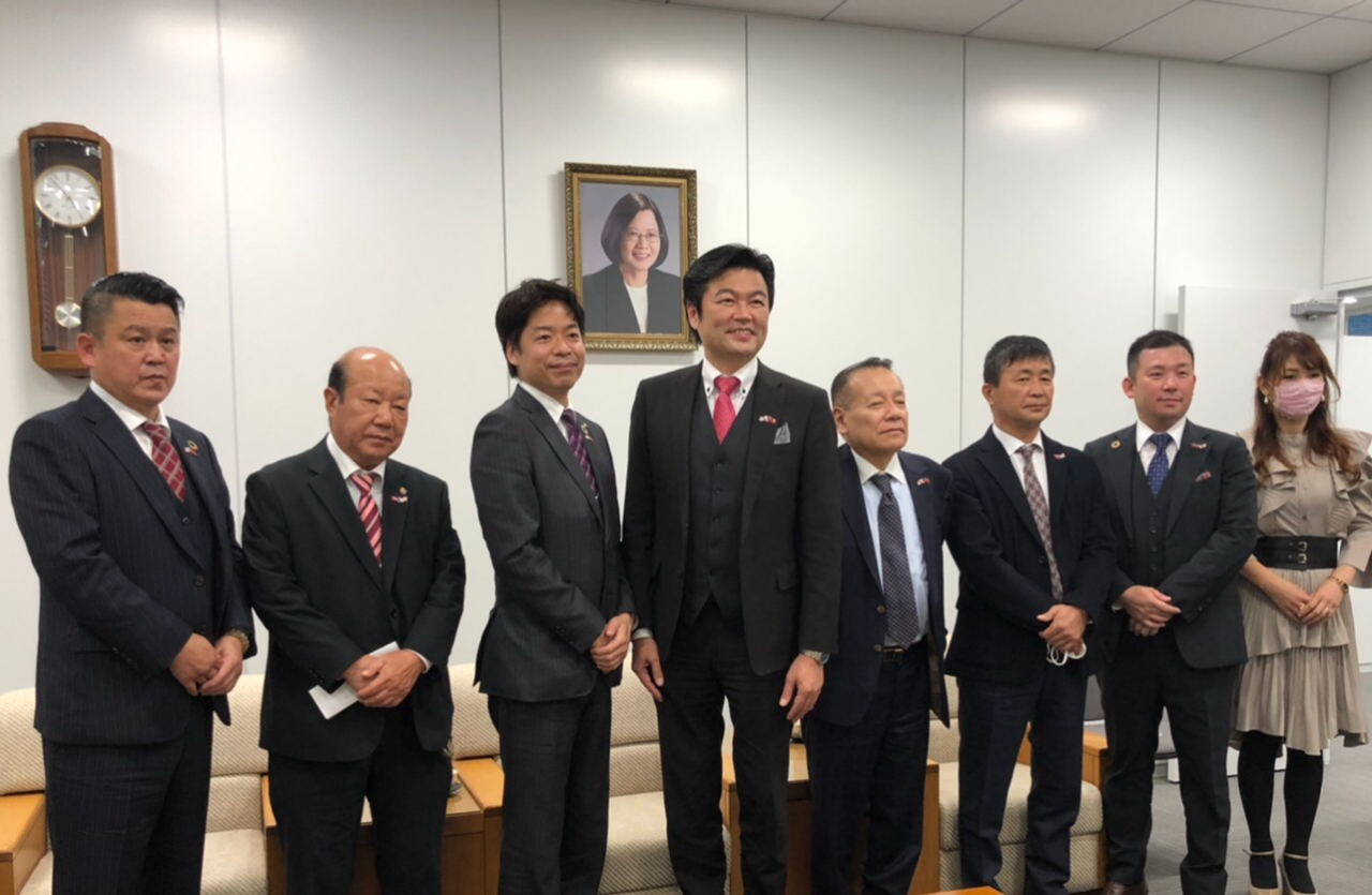 李処長（左四）、表原市長、久積副会長と幹部ら