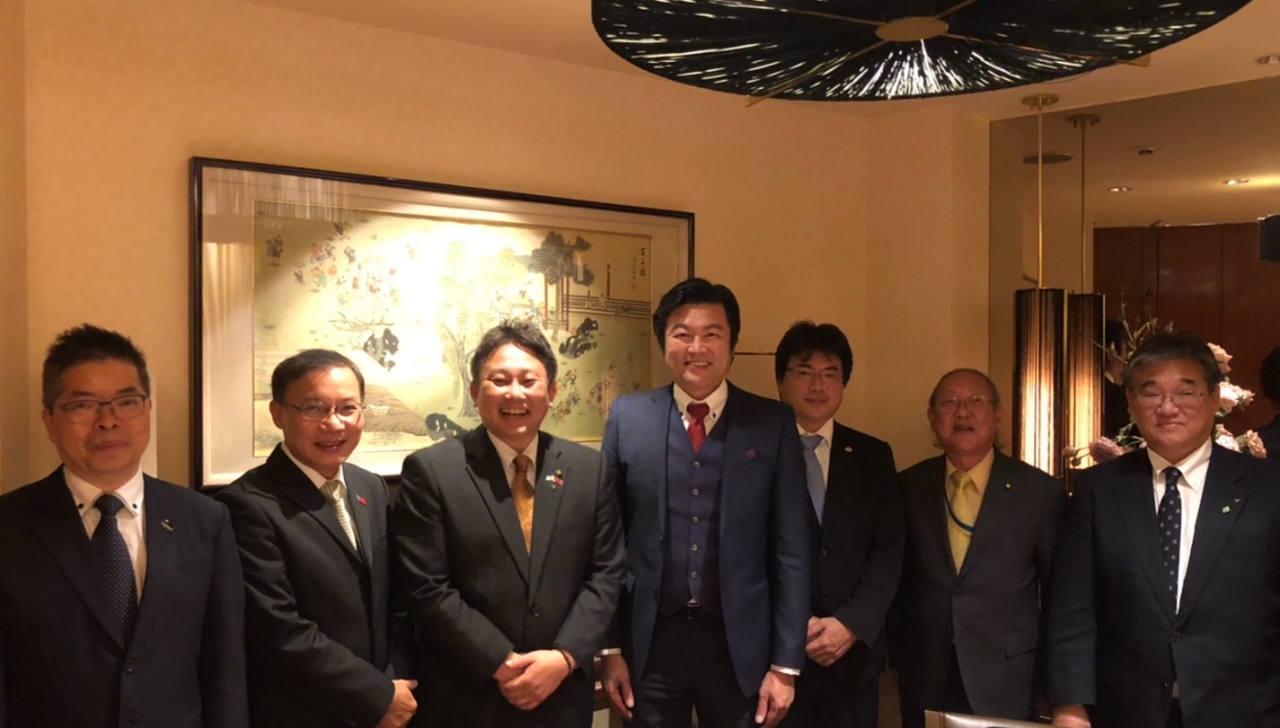 （左より）林部長、張副処長、山入端市長、李処長、西元議員、原会長、伊藤副市長 