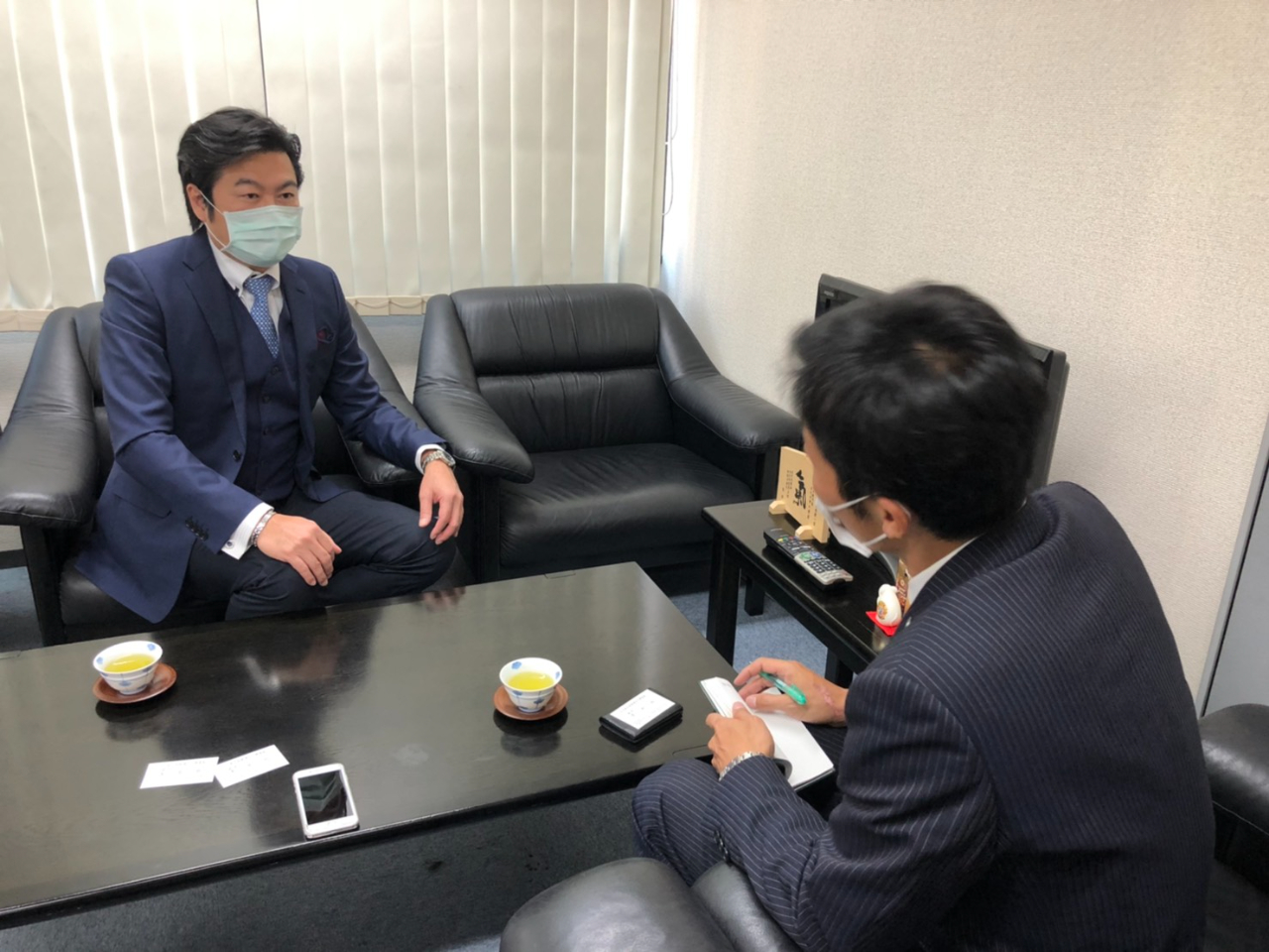 李処長　独占インタビューの様子