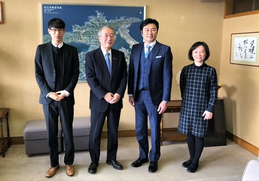 吳承翰課長(左一)、松浦正敬市長(左二)、李世丙処長(右二)、李碧娟課長(右一) 