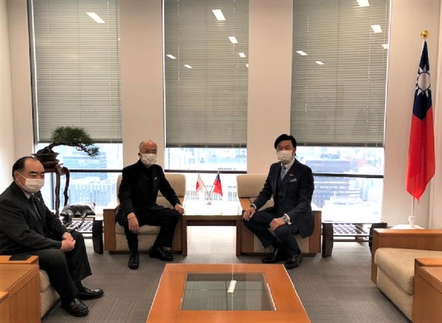 （左より）八木信吾副会長、山本賢一会長、李世丙処長 
