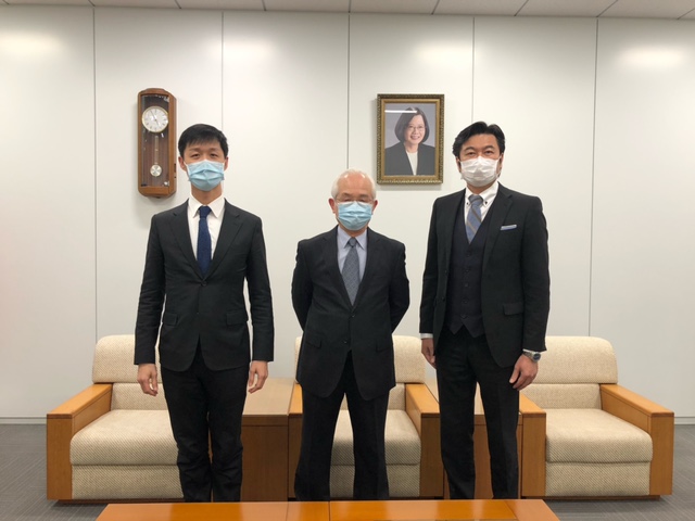 (左より)　陳課長、前川代表、李処長 