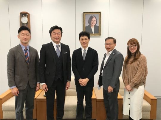 (左より)　松本シニアマネジャー、李処長、霍支店長、張副処長、徐課長 