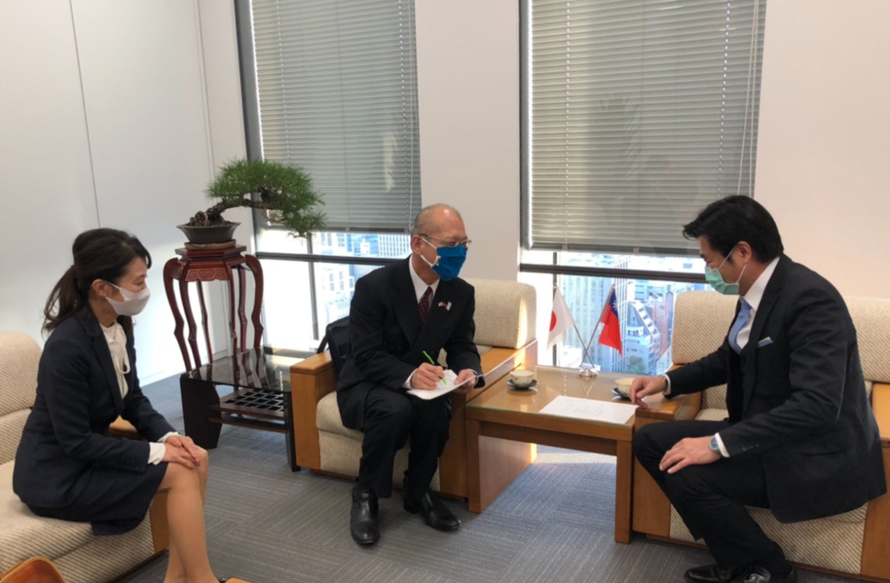 （左より）南次長、濵渦所長、李処長 