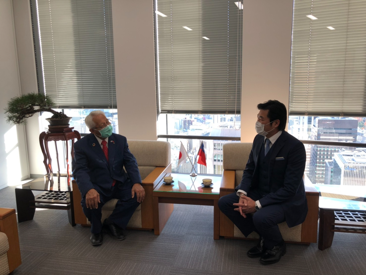 李処長 (右)、永野前会長(左) 