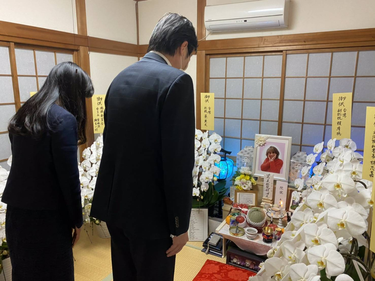 李世丙処長及び楊慧萍課長が代表して弔問