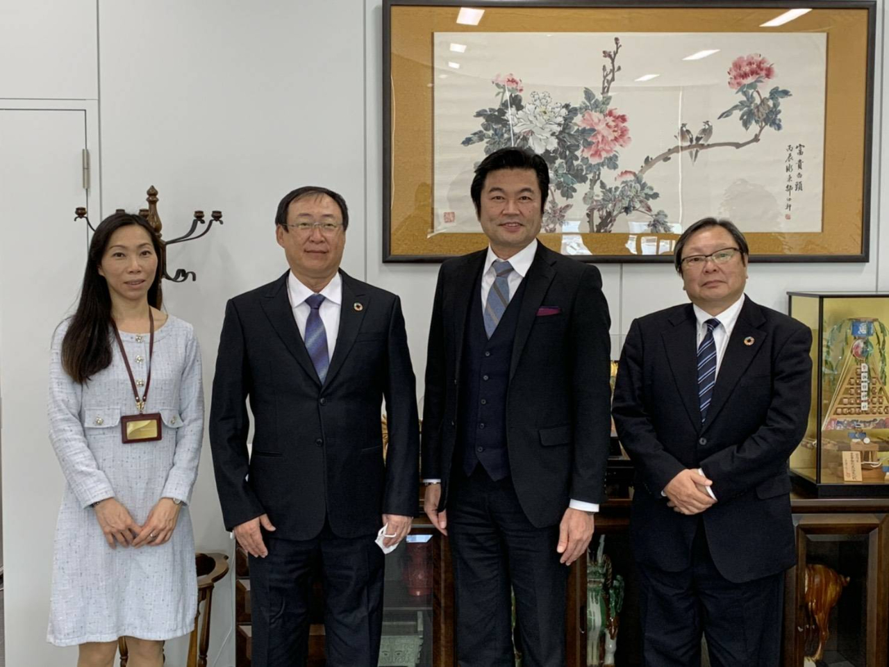 (右より)　張照治事務局長、李世丙処長、王厚龍会長、楊慧萍課長 