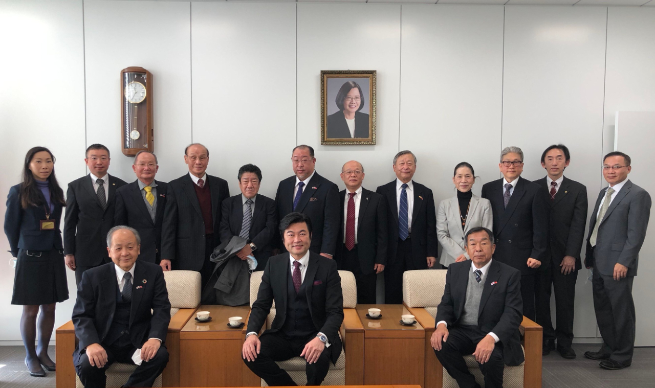 (前列左より)　洪里勝信会長、李世丙処長、郭重信会長代行
（後列）蔡伸雄僑務委員（左3）、連茂雄理事長（左4）、陳雪霞校長（右4）、張永賢副処長（右1）、楊慧萍課長（左1） 