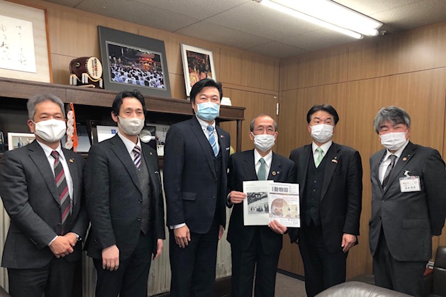 （左より）北村文化芸術政策監、津田議員、李処長、門川市長、寺田議員、坂本園長 