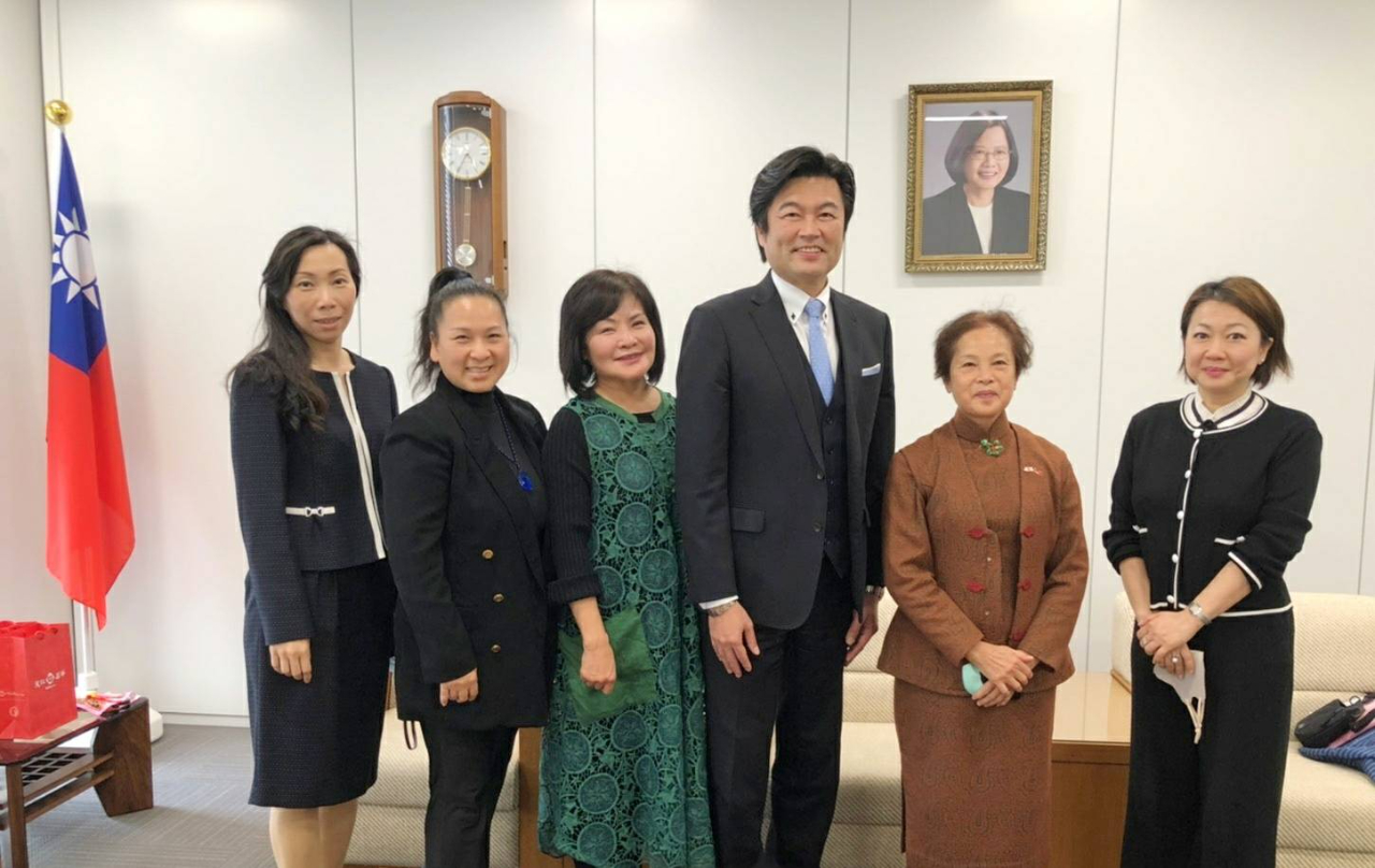 左より：楊慧萍僑務課長、島田恵女史、寒雲女史、李世丙処長、瀬戸淑枝女史、宮永利智団長 
