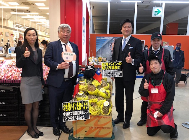 李処長（中）、楊課長（左一）、福島社長（左二）ら 