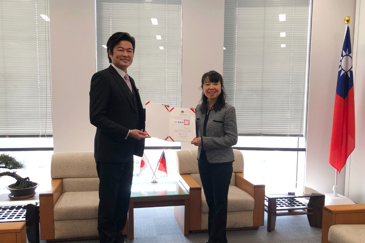 李世丙処長　中西美姬僑務促進委員に感謝状を授与 