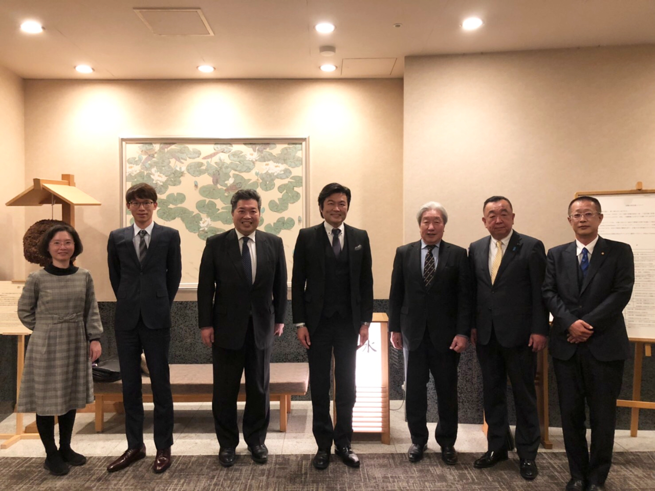 （左より）李課長、吳課長、川島前議長、李処長、宇野前衆院議員、奧村前議長、藤木会長 