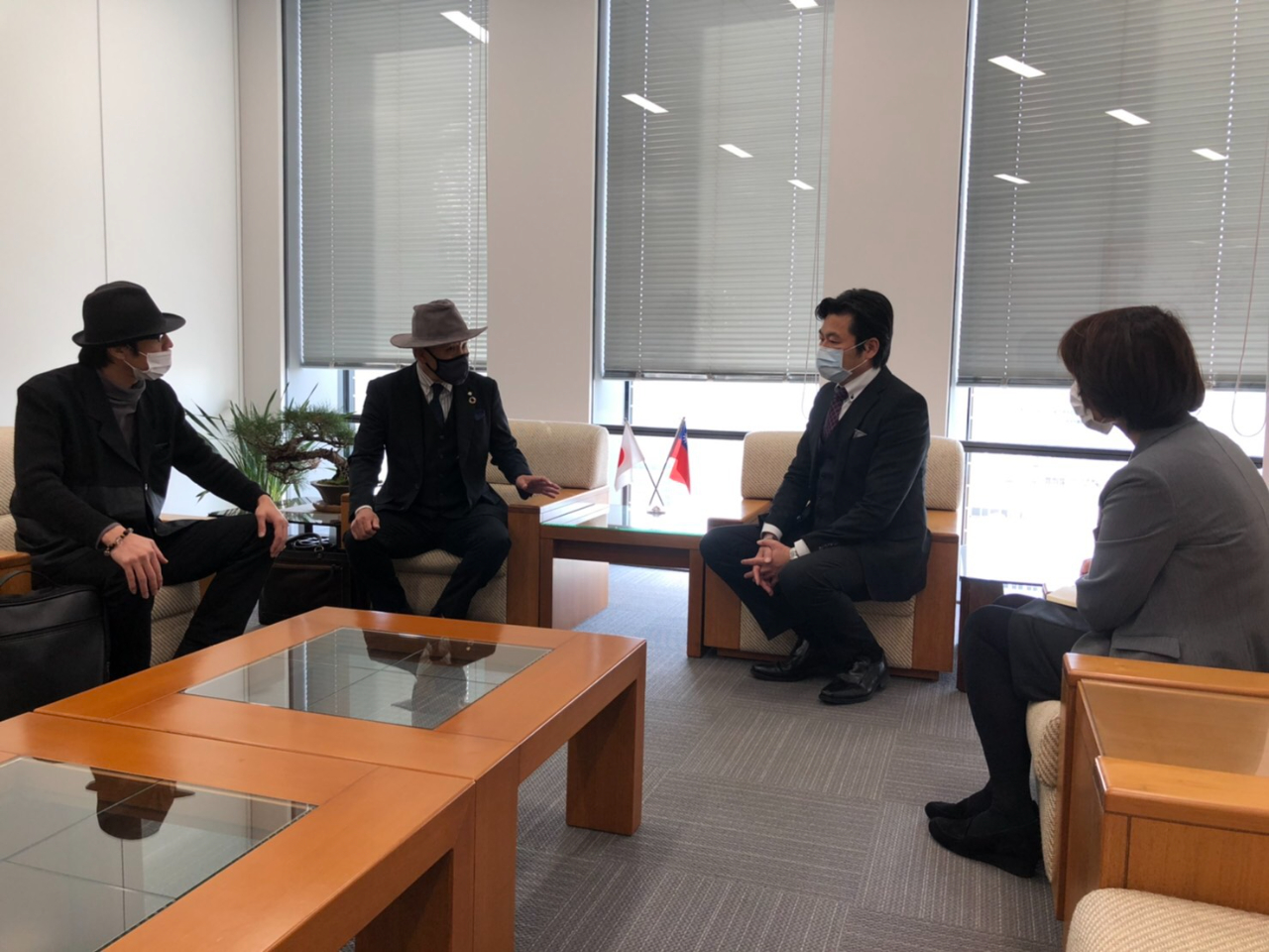 （左より）中村代表、芦田代表、李処長、林課長 