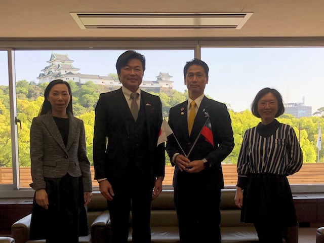 （左より）楊課長、李処長、井上議長、李課長