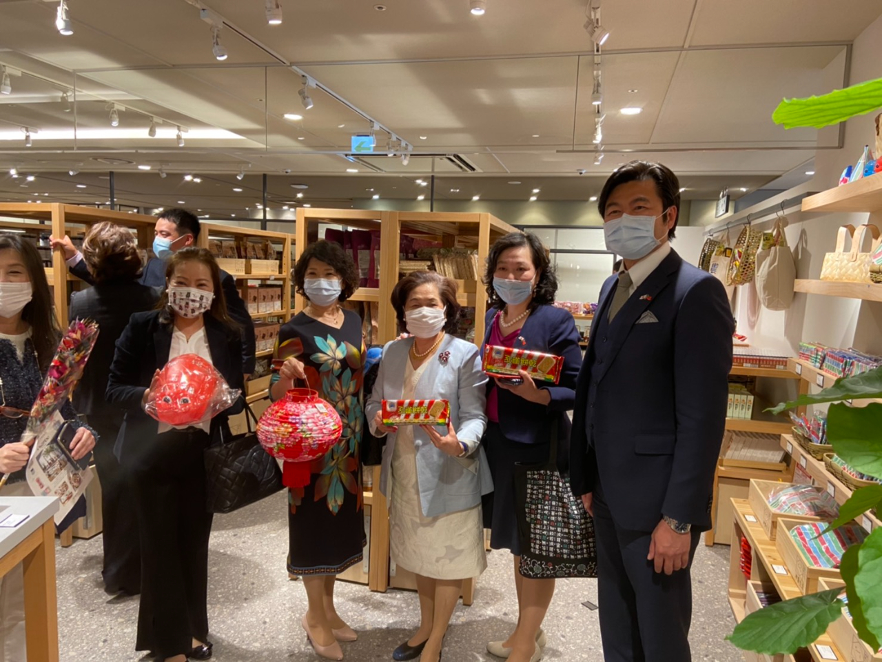 李処長（右一）、俞総会長（中）、洪麗華会長（左二）、上島彩会長（右二）内覧の様子 