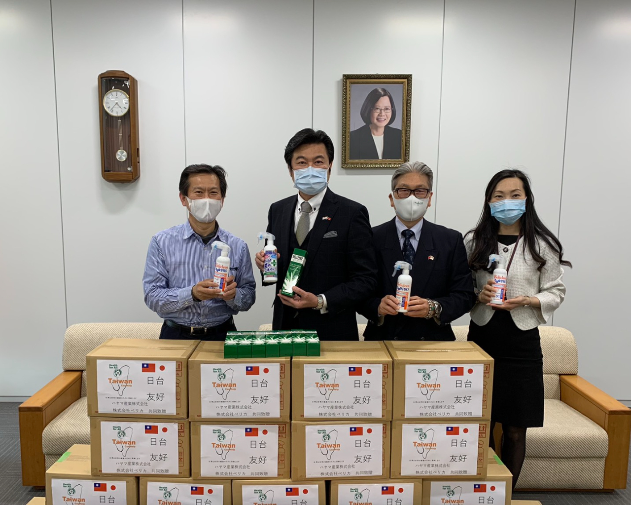 左より：酒井全福副社長、李世丙処長、葉山祐造僑務顧問、楊慧萍僑務課長