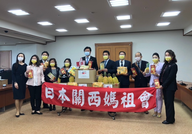 1.李世丙・処長(右6)、川野栄子・会長(左5) 、石津雅恵・議員(右2)及び上畠寬弘・議員(左3)一行が大橋基之・議長(右5)を表敬訪問