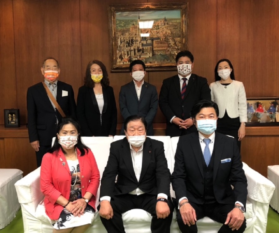 一列目右より：李世丙処長、三浦教次議長、川野榮子会長

二列目右より：楊慧萍課長、上畠寬弘議員、太田晃司議員、林淑芬副会長