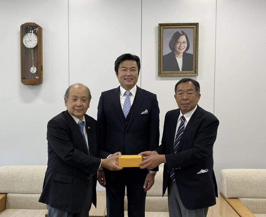 李世丙処長（中）、任期満了の洪里勝信会長（左）から新任の郭重信会長（右）へ総会印を承継