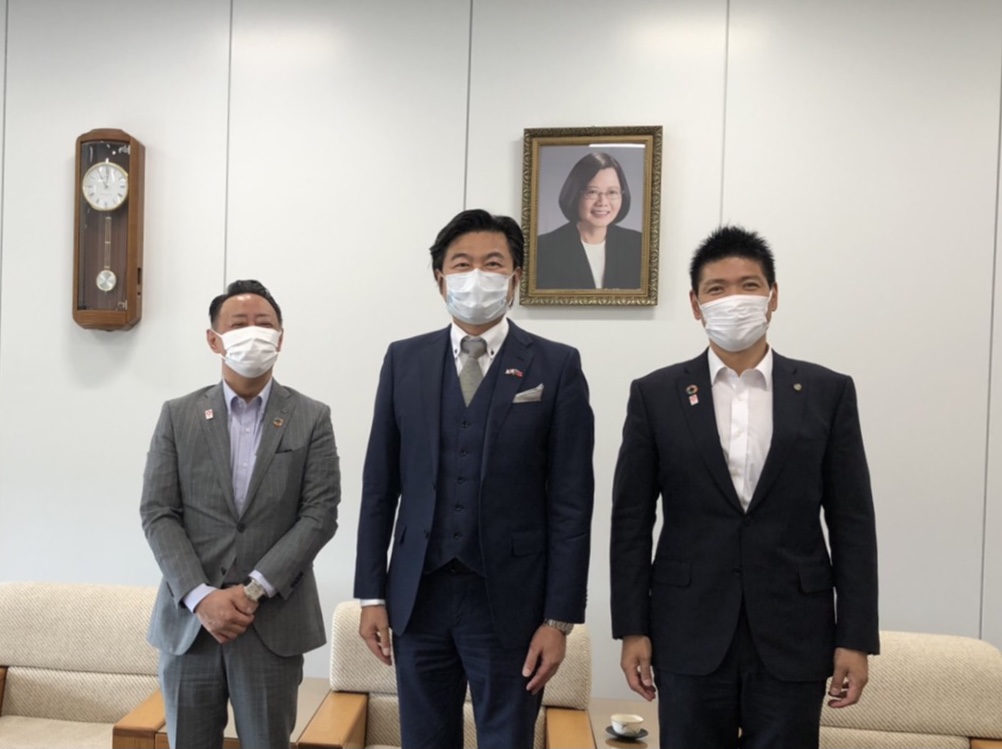 （左より）鈴木議長、李処長、杉本副議長