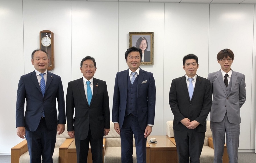 (左より)　稲垣清也議員、高辻伸行会長、李世丙処長、上田朋和議員、呉承翰課長