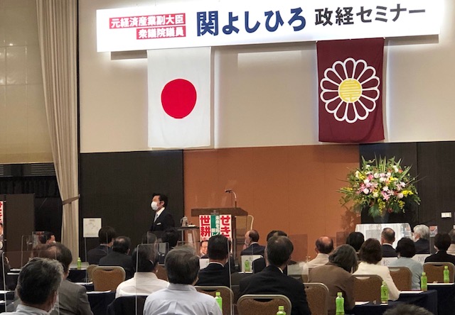 関衆議院議員　李世丙処長（起立者）を特別来賓として参加者に紹介