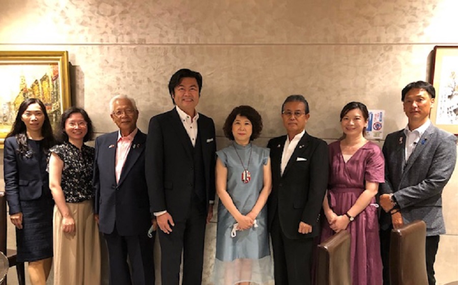 (左より)　楊慧萍課長、李碧娟課長、永野孝男前会長，李世丙処長(左中)、洪麗華会長(右中)、遠藤富士雄会長(右三)、井上直樹前議長(右一) 