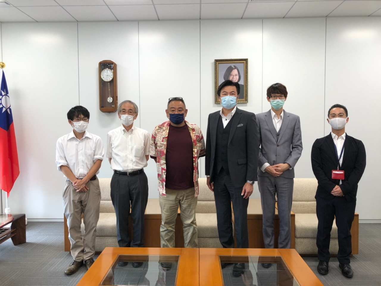 （左より）野続主任、田所参事、山田専務理事、李処長、呉課長、栗谷係長