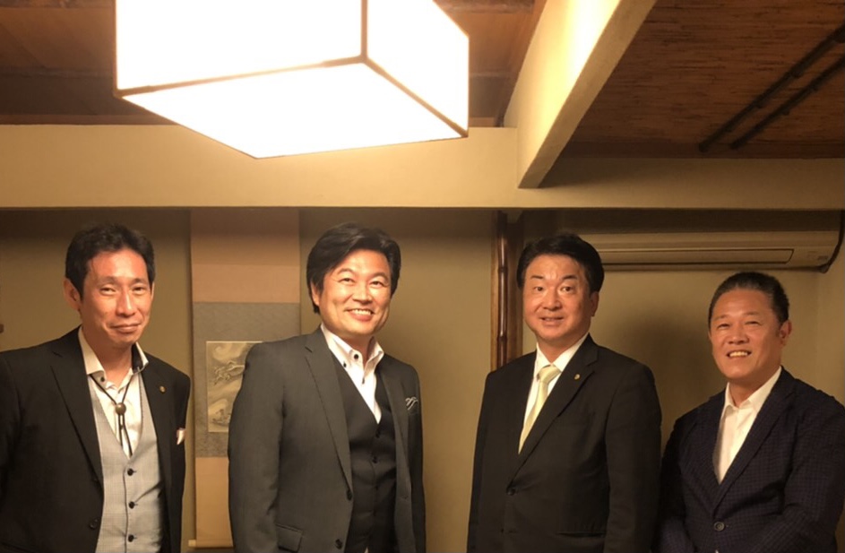 （左より）津田副会長、李処長、寺田会長、魏会長 