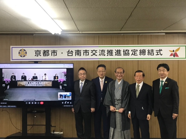 （左より）吉田副議長、田中議長、門川市長、謝代表、寺田議員

