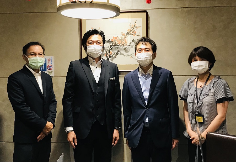 (左より)　張永賢副処長、李世丙処長、村上政俊教授、林育柔教育課長 