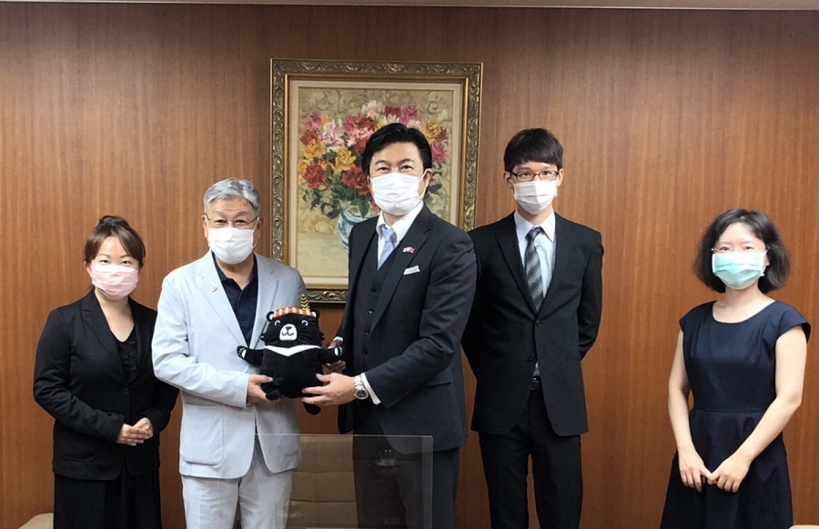 （左より）洪シニア国際交流員、藤縄会長、李処長、呉課長、李課長 
