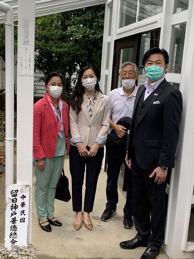 右より：李世丙処長、陸超会長，王淑麗副会長、楊慧萍課長