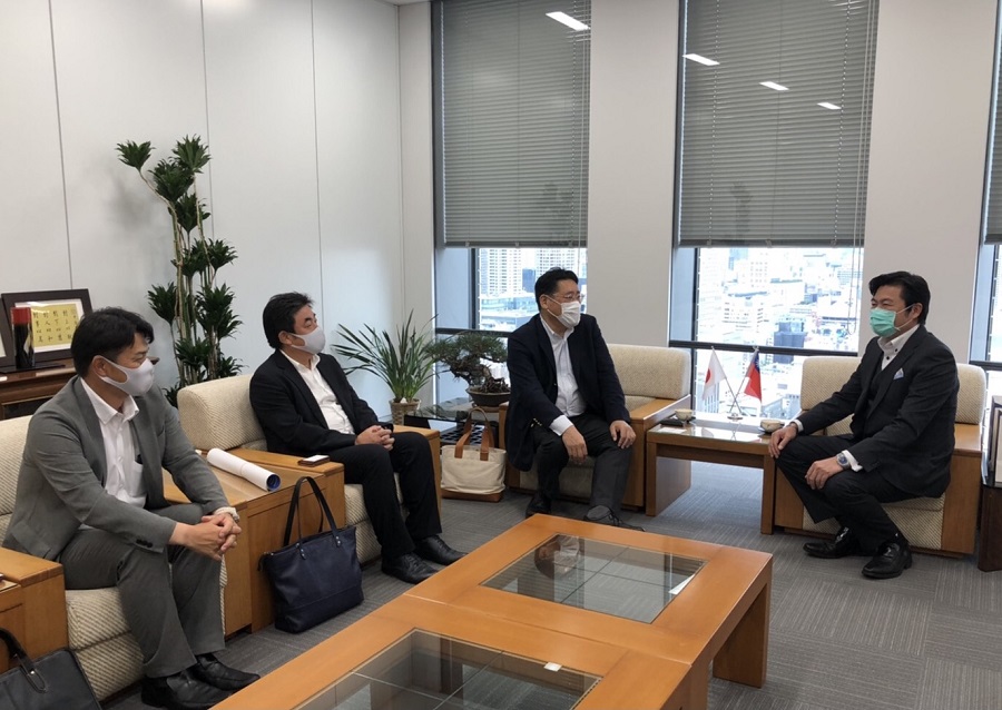 (左より）古谷部長、船曳支社長、倉田専務取締役、李処長 