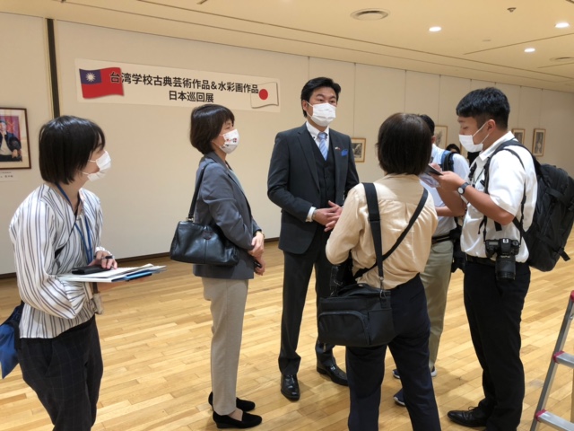 インタビューに応じる李処長
