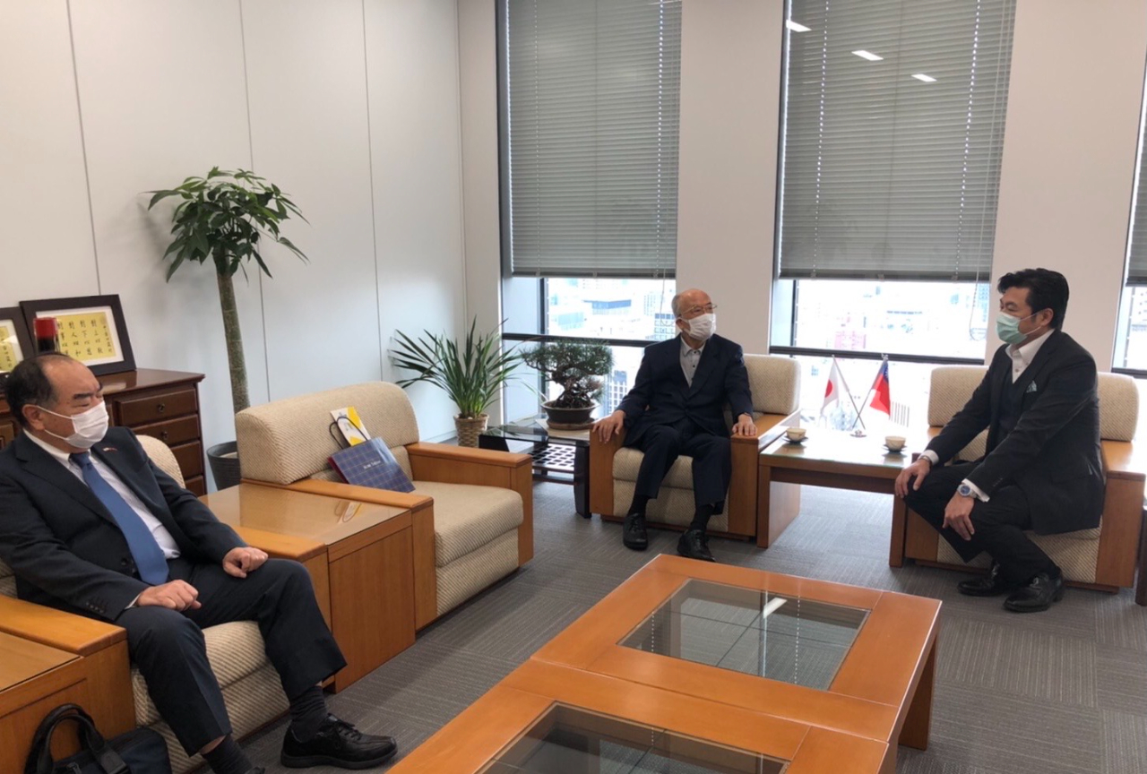 （左より）八木副会長、山本会長、李処長 