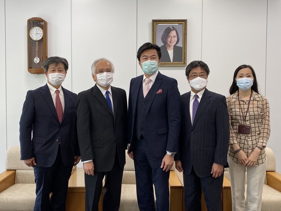 左より：彭副会長、劉会長、李処長、鄒副会長、楊課長 
