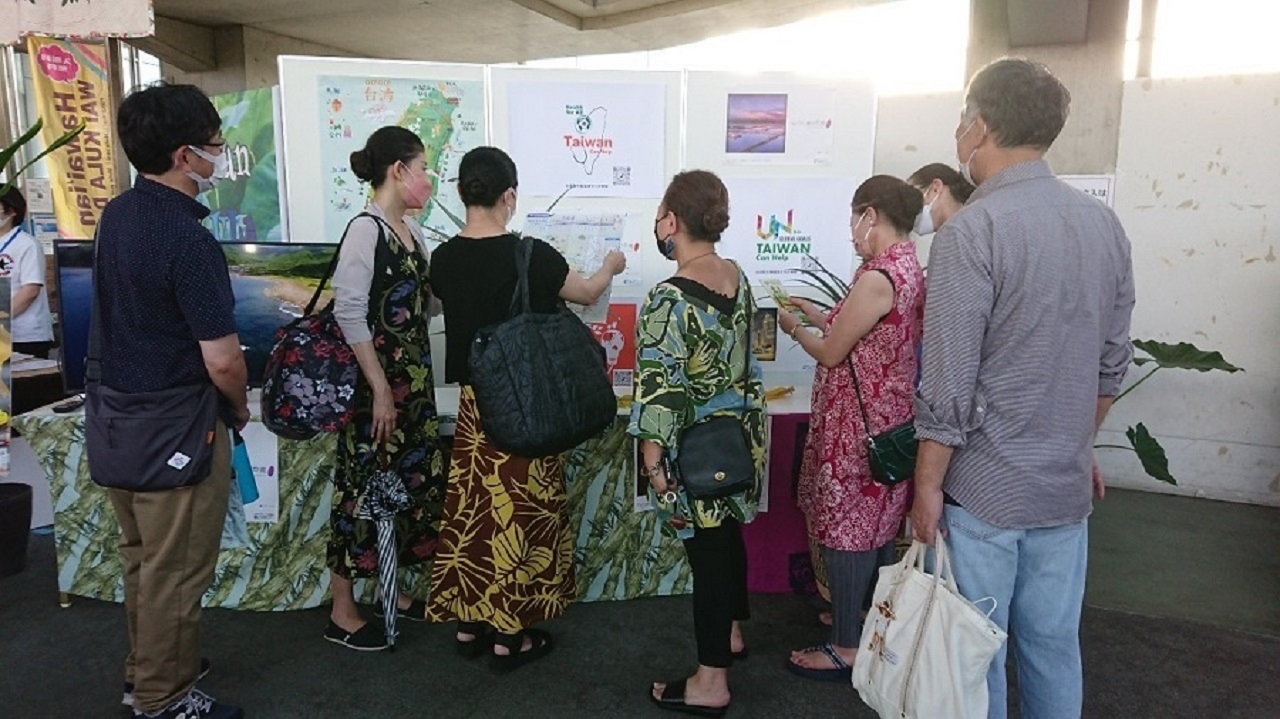 本処ブースにて台湾のSDGs関連情報に理解を深める日本人 