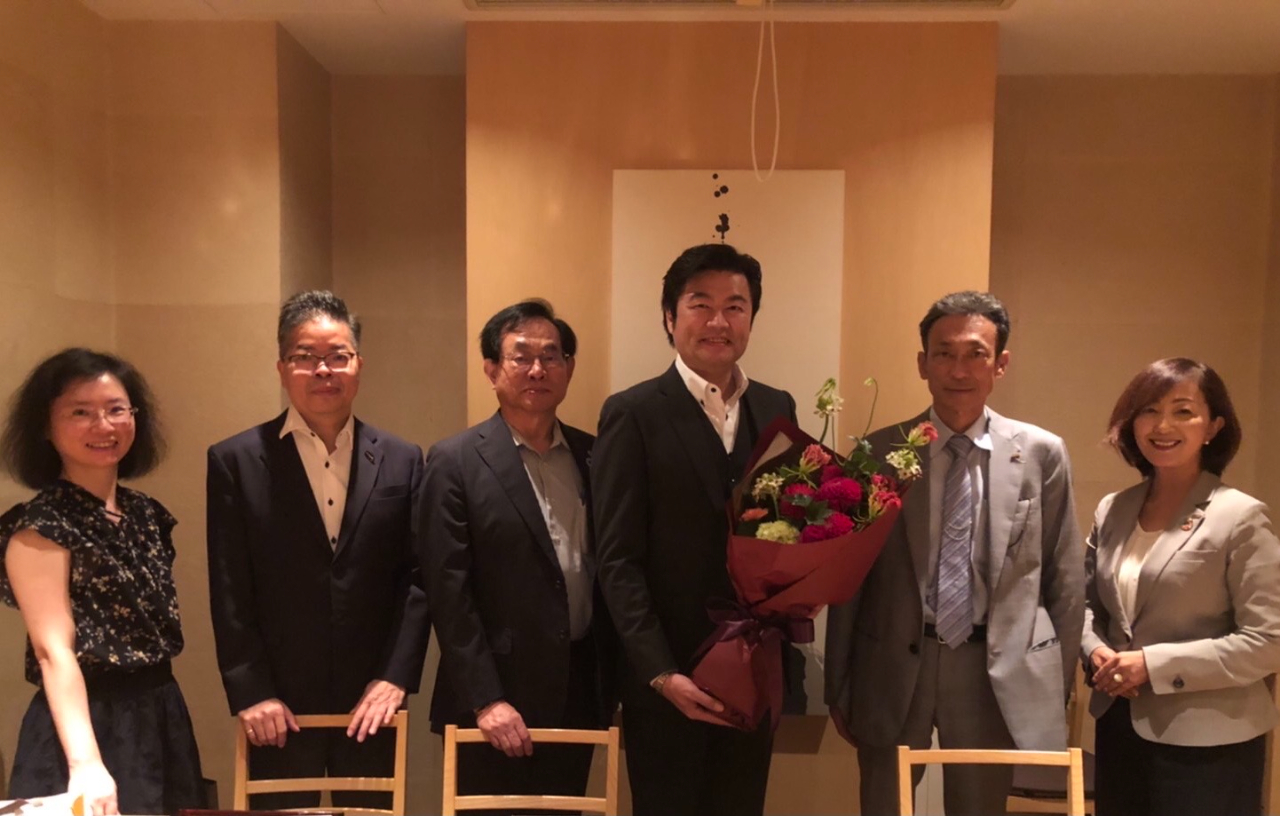 李処長（右三）、林部長（左二）、松本会長（左三）、椿本社長（右二） 