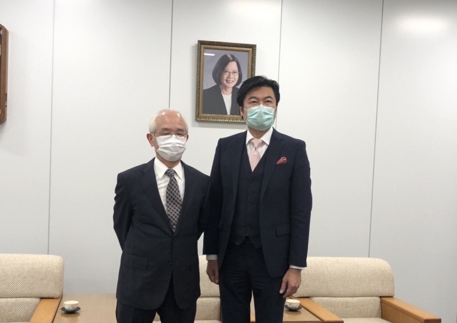 前川信雄師範(左)、李世丙処長(右) 