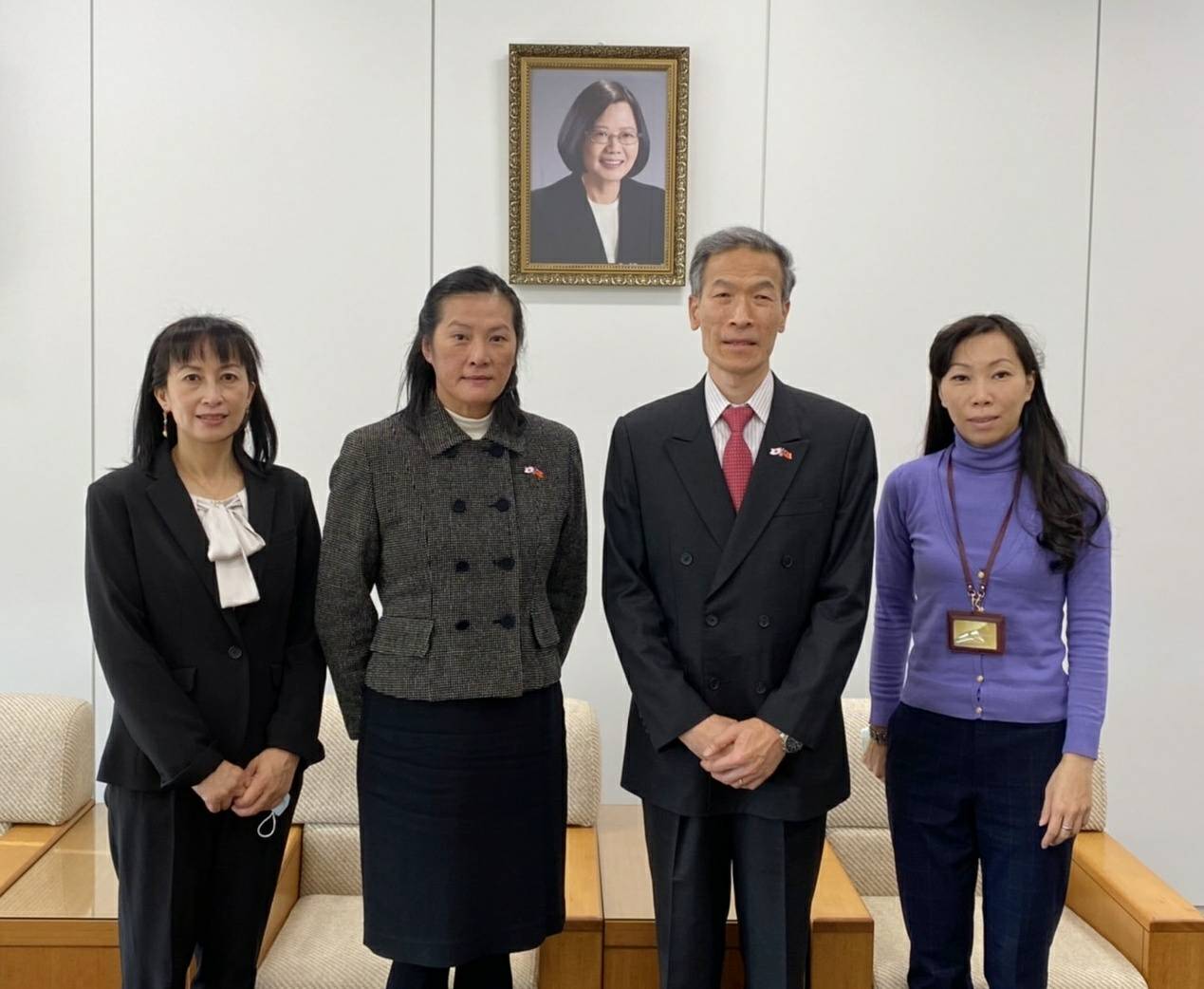 左より：竹山曉雲副会長、吉田雅子会長、向明徳処長、楊慧萍課長