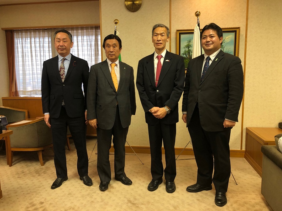 (左より)　坊議長、安達会長、向処長、上畠議員 