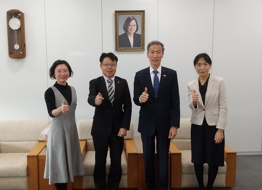 （左より）李課長、鶴村所長、向処長、山岡次長