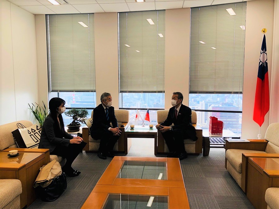 （左より）真多晶子取締役、真多敬一郎取締役社長、向処長